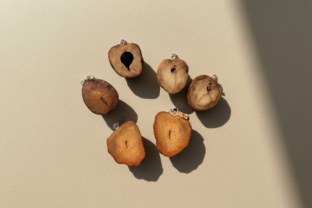 Kettenanhänger aus Avocado Kernholz handgefertigt von Riality Art&Design