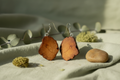 Hängende Ohrringe aus Avocado Kernholz handgefertigt von Riality Art&Design
