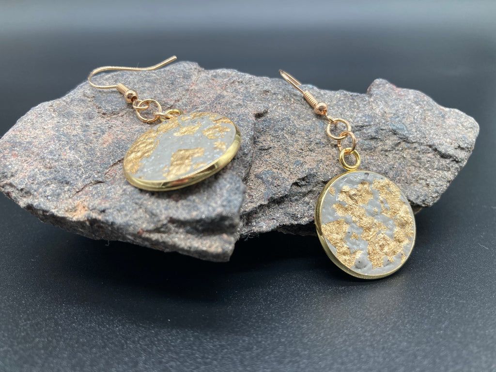 Handgefertigte goldene Hängeohrringe Beton rund mit Gold Applikationen