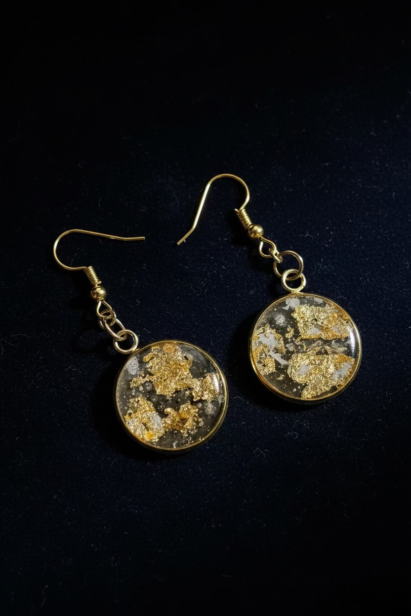 Goldene Hängeohrringe aus Beton mit glänzendem Epoxidharz-Überzug, Detailansicht
