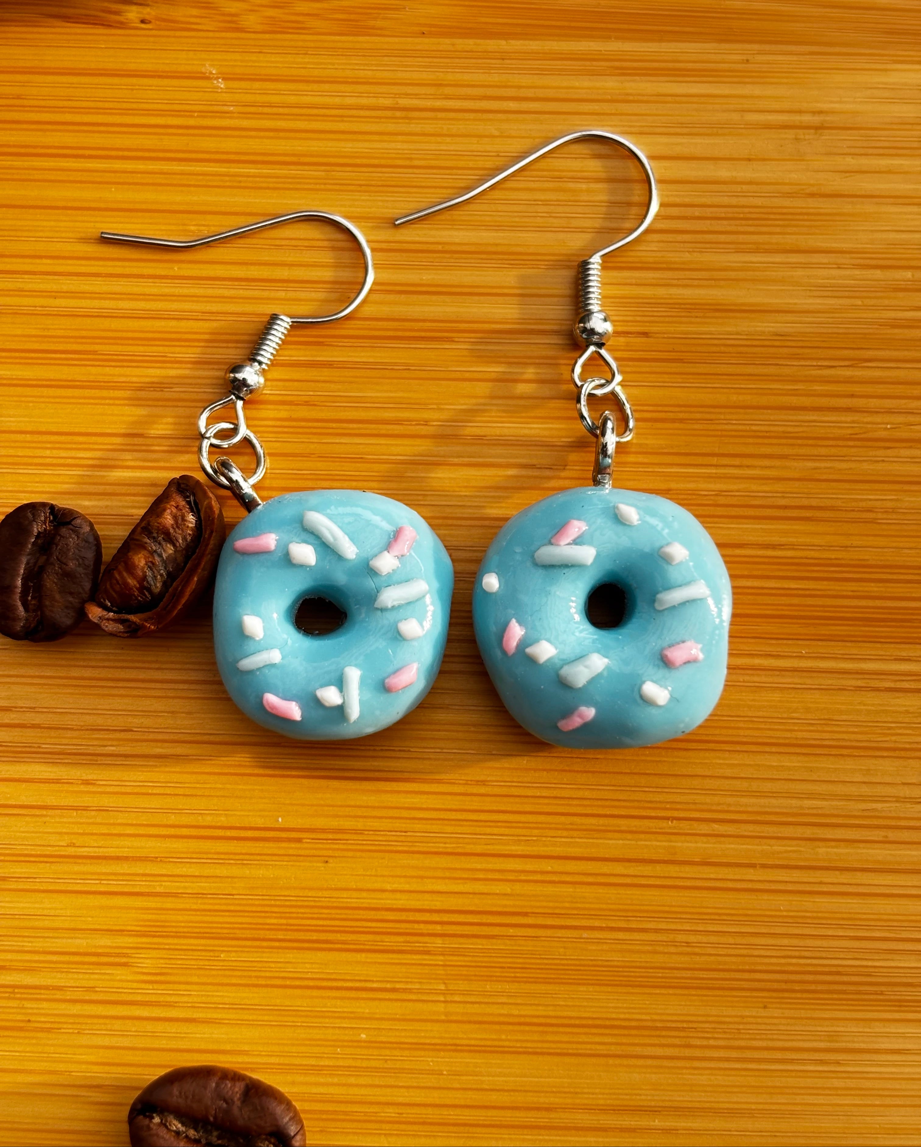 Hellblaue Donut Ohrringe Polymer Clay mit bunten Streuseln auf Holzuntergrund handgefertigt