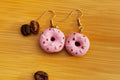 Rosa Donut Ohrringe mit bunten Streuseln Polymer Clay handgefertigt auf Holzuntergrund