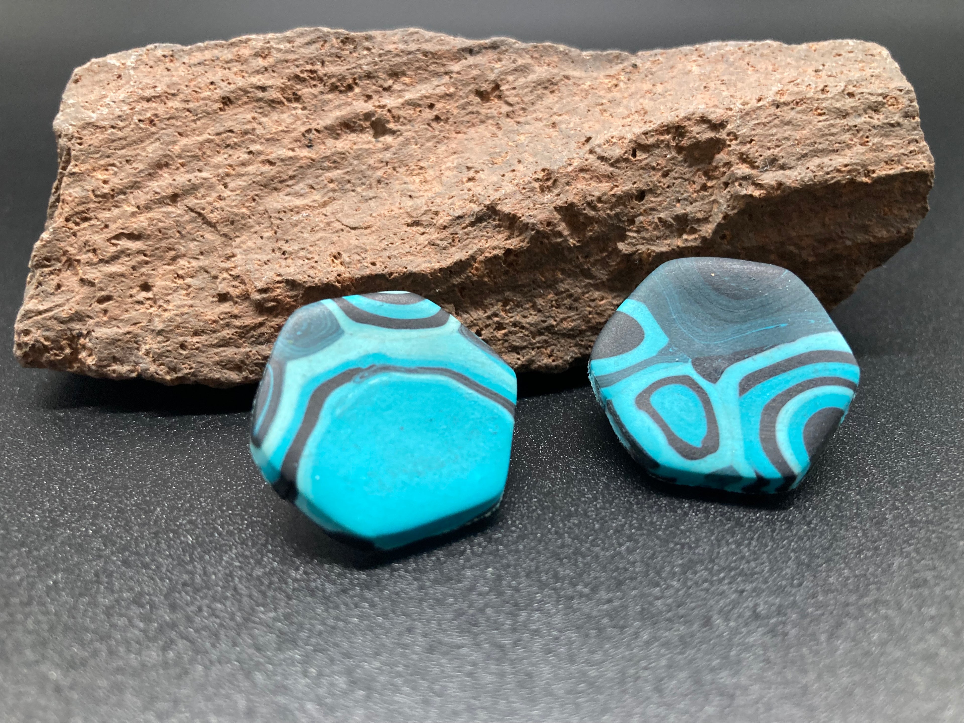 Polymer Clay Ohrstecker sechseckig blau-schwarz handgefertigt, Silber, modern