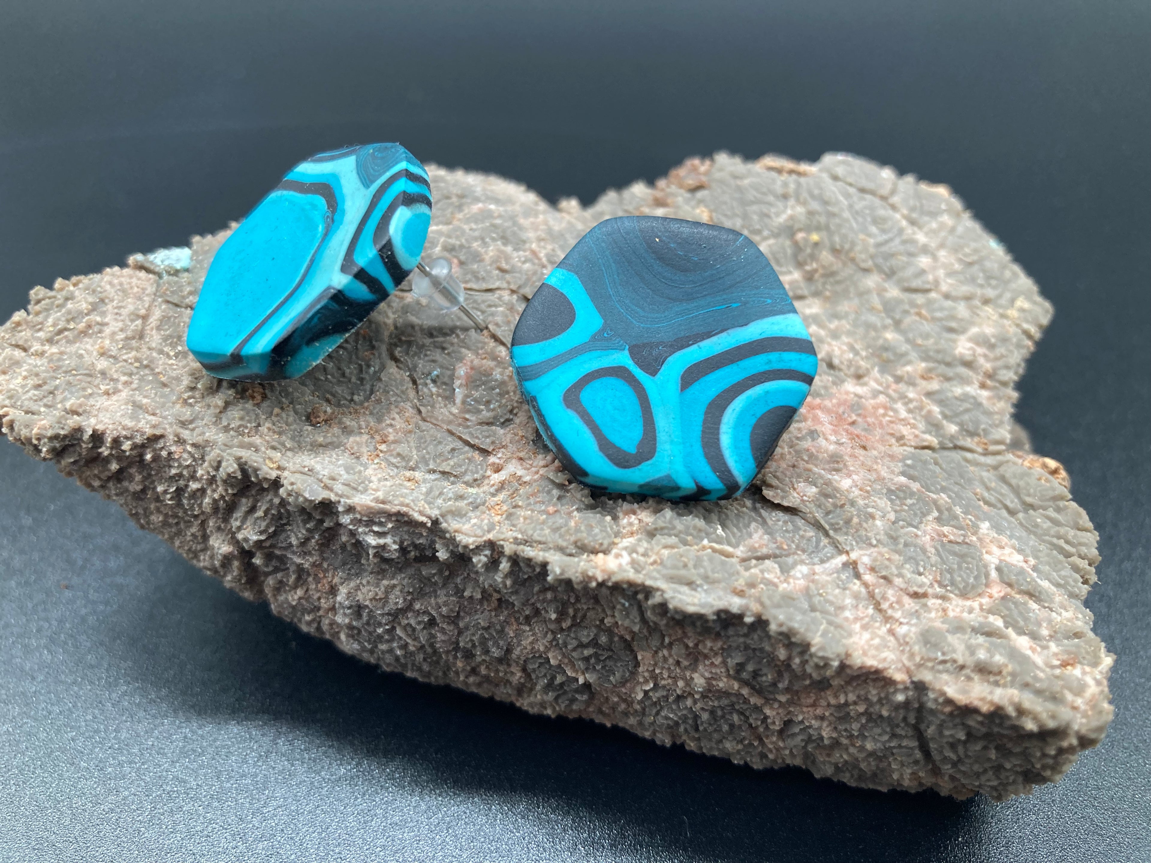 Polymer Clay Ohrstecker sechseckig blau-schwarz handgefertigt, Silber, modern