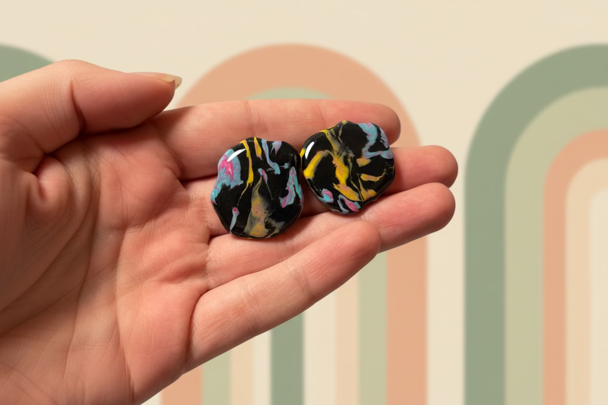 Bunte Retro Ohrstecker aus Polymer Clay handgefertigt von Riality Art&Design
