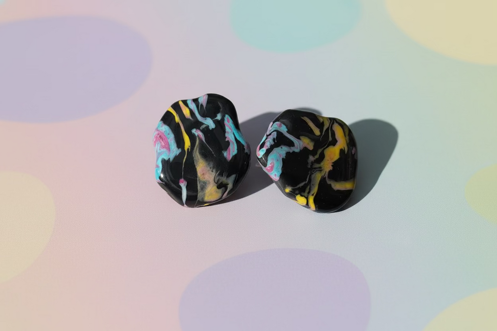 Farbenfrohe Polymer Clay Ohrstecker im Retro-Stil Detailansicht