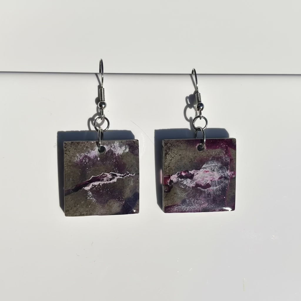 Ohrringe Epoxidharz Beton Violett quadratisch – handgefertigt – Riality Art & Design