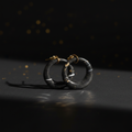 Edles Produktfoto – Black & Gold Ring Ohrringe