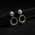 Edles Produktfoto – Black & Gold Stud-Hoop Ohrringe