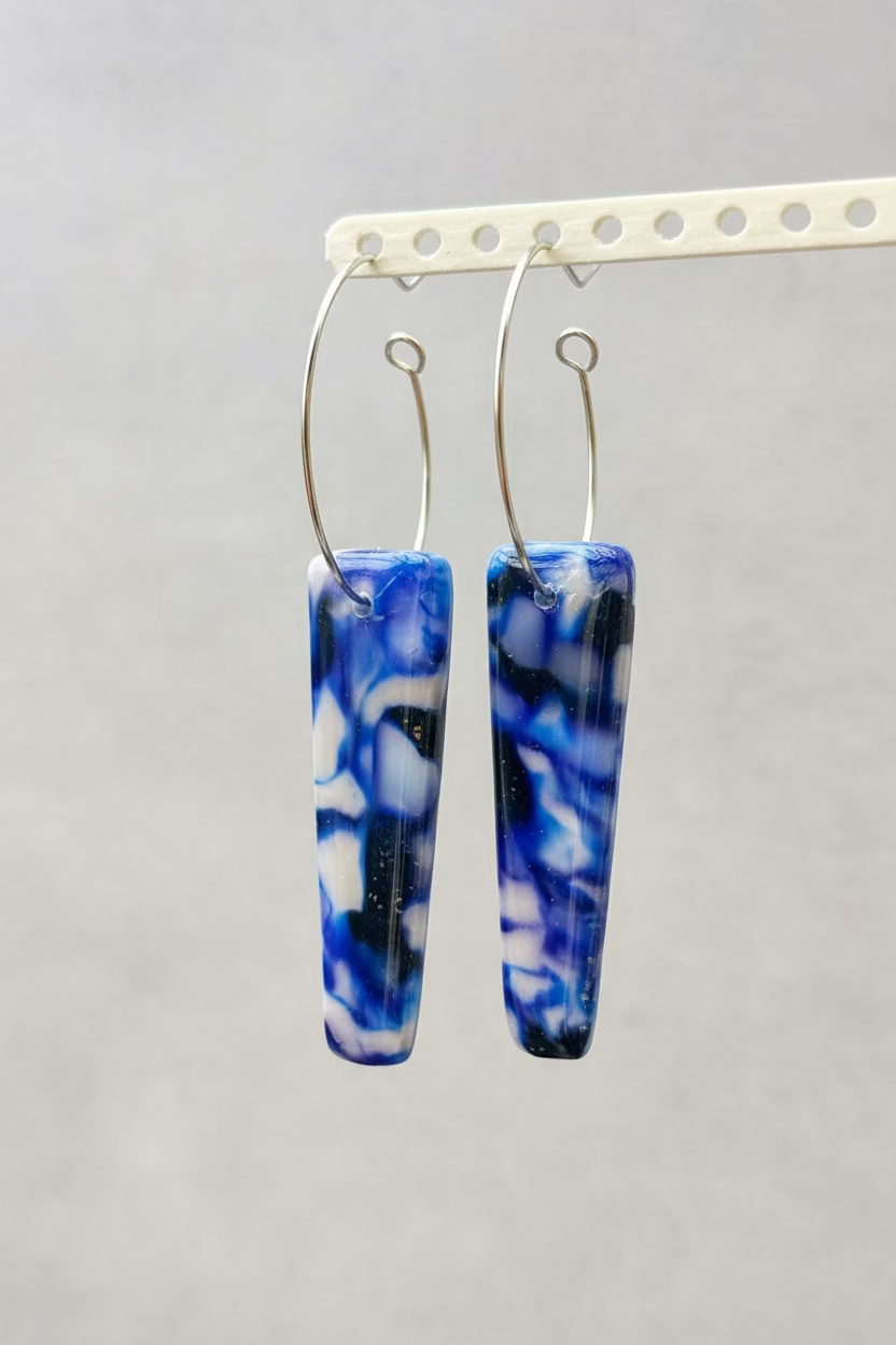 Creolen mit Fimo-Hänger in Blau – Meerglas-Optik, handgemacht | Riality Art & Design