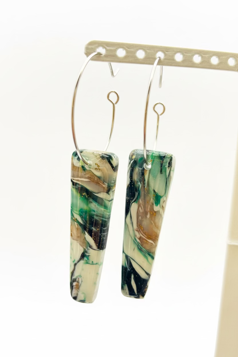 Creolen mit Fimo-Hänger in Grün – Meerglas-Optik, handgemacht | Riality Art & Design