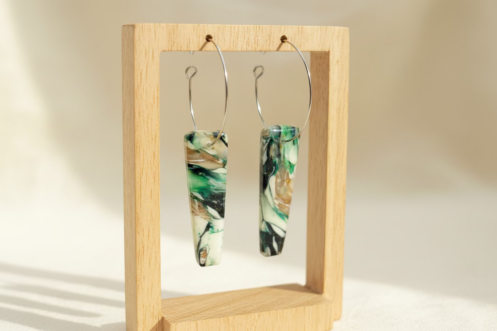 Creolen mit Fimo-Hänger in Grün – Meerglas-Optik, handgemacht | Riality Art & Design