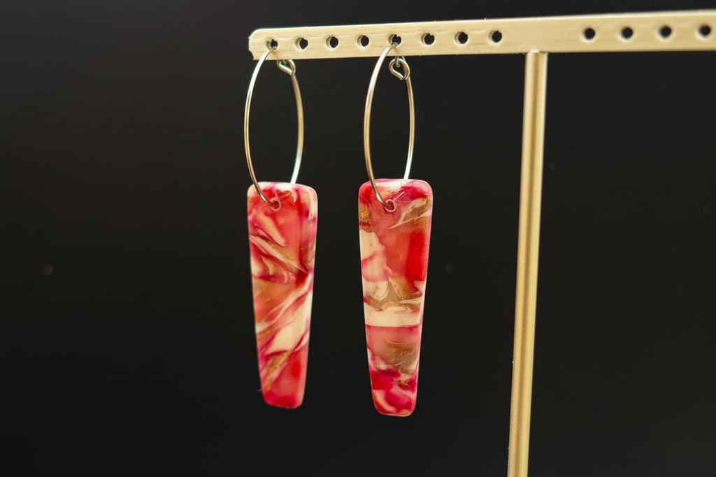 Creolen mit Fimo-Hänger in Rot – Meerglas-Optik, handgemacht | Riality Art & Design