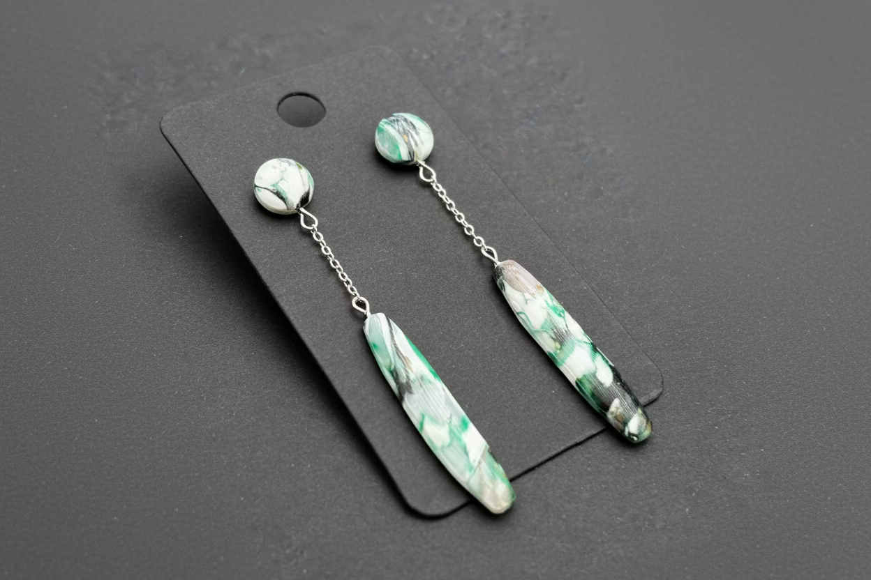 Detailansicht Ohrstecker Sea Glass Optik – Epoxidharz Versiegelung