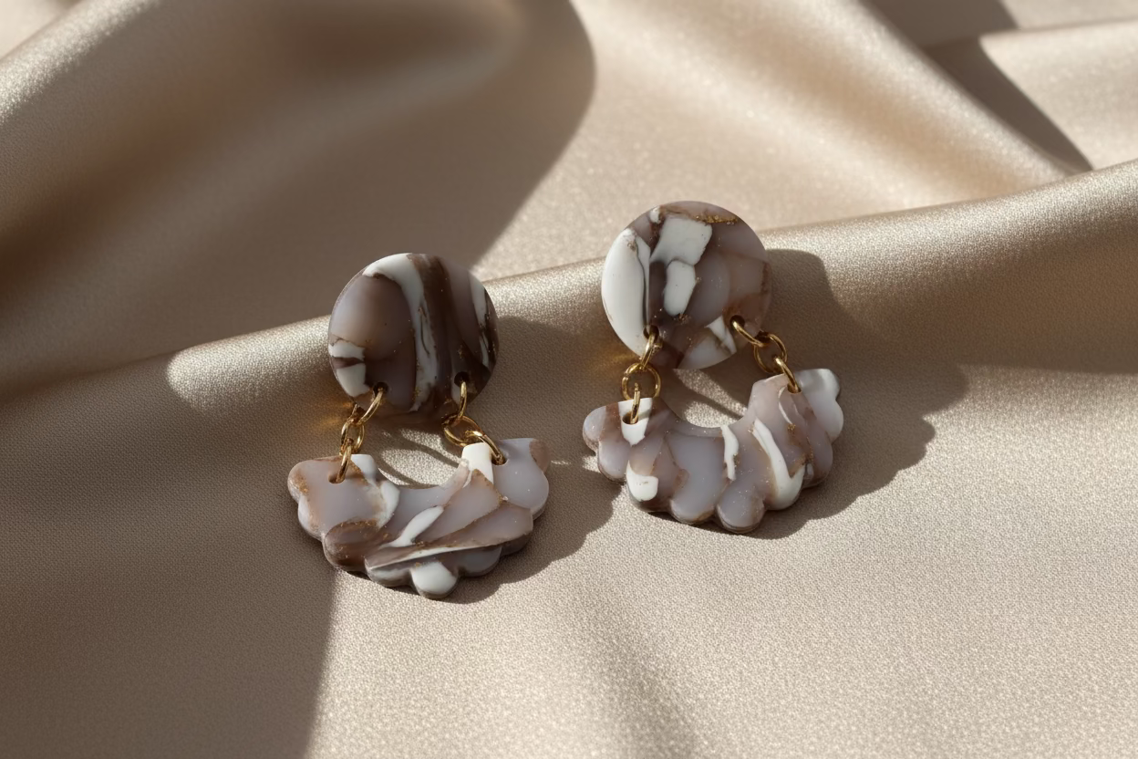 Handgefertigte Ohrstecker Marmoroptik Gold – Detailansicht – Riality Art & Design
